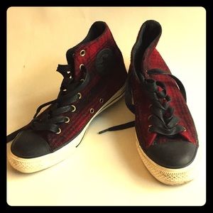 Converse women hi tops shoes size 6 black red felt